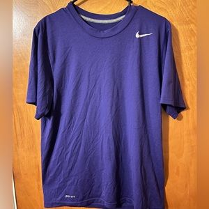Men’s Nike dry fit tshirt.